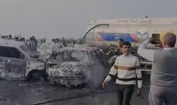 बाराबंकी कार हादसा: गेट न खुलने से पांच जिंदा जले, लगा रहे थे गुहार... कोई न कर सका मदद बाराबंकी कार हादसा: गेट न खुलने से पांच जिंदा जले, लगा रहे थे गुहार... कोई न कर सका मदद