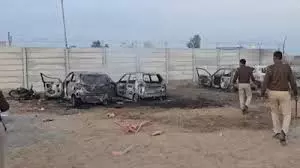 हनुमानगढ़ में एथेनॉल फैक्ट्री को लेकर बड़ा बवाल : 16 वाहन फूंके, लाठीचार्ज में विधायक सहित कई घायल हनुमानगढ़ में एथेनॉल फैक्ट्री को लेकर बड़ा बवाल : 16 वाहन फूंके, लाठीचार्ज में विधायक सहित कई घायल