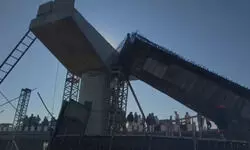 वलसाड में बड़ा हादसा : औरंगा नदी पर बन रहा पुल ढहा — 105 मजदूरों की मौजूदगी के बीच 5 घायल, कलेक्टर–SDM ने जांच के आदेश दिए।