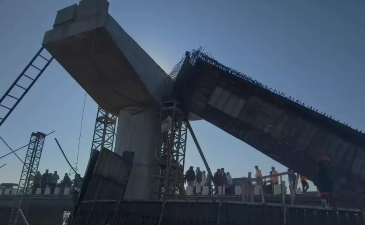 वलसाड में बड़ा हादसा : औरंगा नदी पर बन रहा पुल ढहा — 105 मजदूरों की मौजूदगी के बीच 5 घायल, कलेक्टर–SDM ने जांच के आदेश दिए। वलसाड में बड़ा हादसा : औरंगा नदी पर बन रहा पुल ढहा — 105 मजदूरों की मौजूदगी के बीच 5 घायल, कलेक्टर–SDM ने जांच के आदेश दिए।