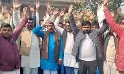 तिहुरा मांझा के किसानों ने आवास विकास परिषद पर जबरन जमीन अधिग्रहण का लगाया आरोप, प्रदर्शन कर जताया आक्रोश तिहुरा मांझा के किसानों ने आवास विकास परिषद पर जबरन जमीन अधिग्रहण का लगाया आरोप, प्रदर्शन कर जताया आक्रोश