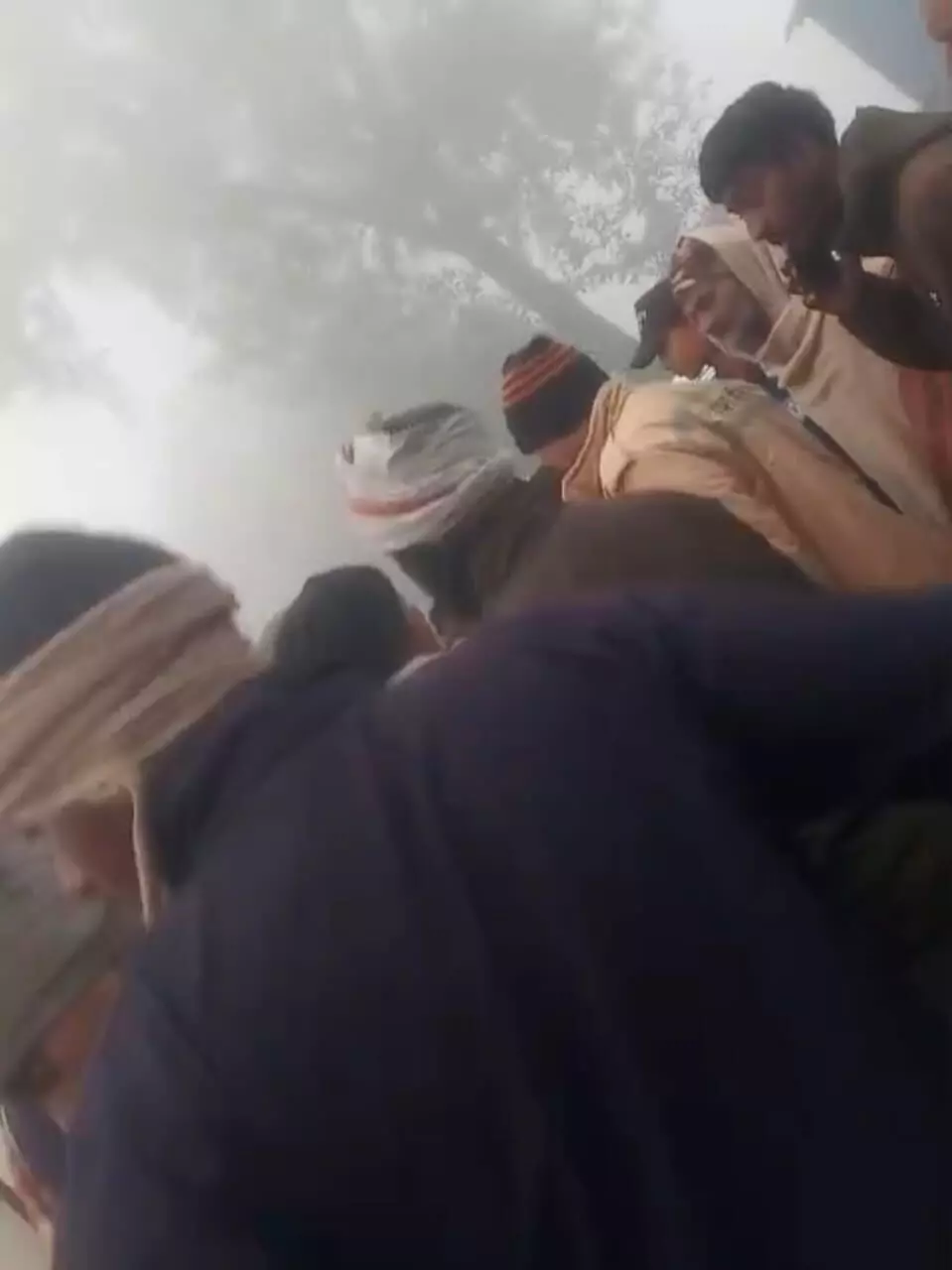 घने कोहरे ने छीनी मासूमों की खुशियां, चंदौली में बड़ा सड़क हादसा घने कोहरे ने छीनी मासूमों की खुशियां, चंदौली में बड़ा सड़क हादसा