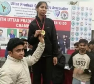 गाजीपुर की बेटी अक्षिता राय ने बढ़ाया जिले का मान, खेल और शिक्षा दोनों में रचा नया कीर्तिमान गाजीपुर की बेटी अक्षिता राय ने बढ़ाया जिले का मान, खेल और शिक्षा दोनों में रचा नया कीर्तिमान