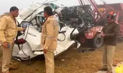 आगरा-लखनऊ एक्सप्रेसवे पर फटा फॉर्च्यूनर का टायर, पलटी कार… सभी 4 लोगों की मौत आगरा-लखनऊ एक्सप्रेसवे पर फटा फॉर्च्यूनर का टायर, पलटी कार… सभी 4 लोगों की मौत