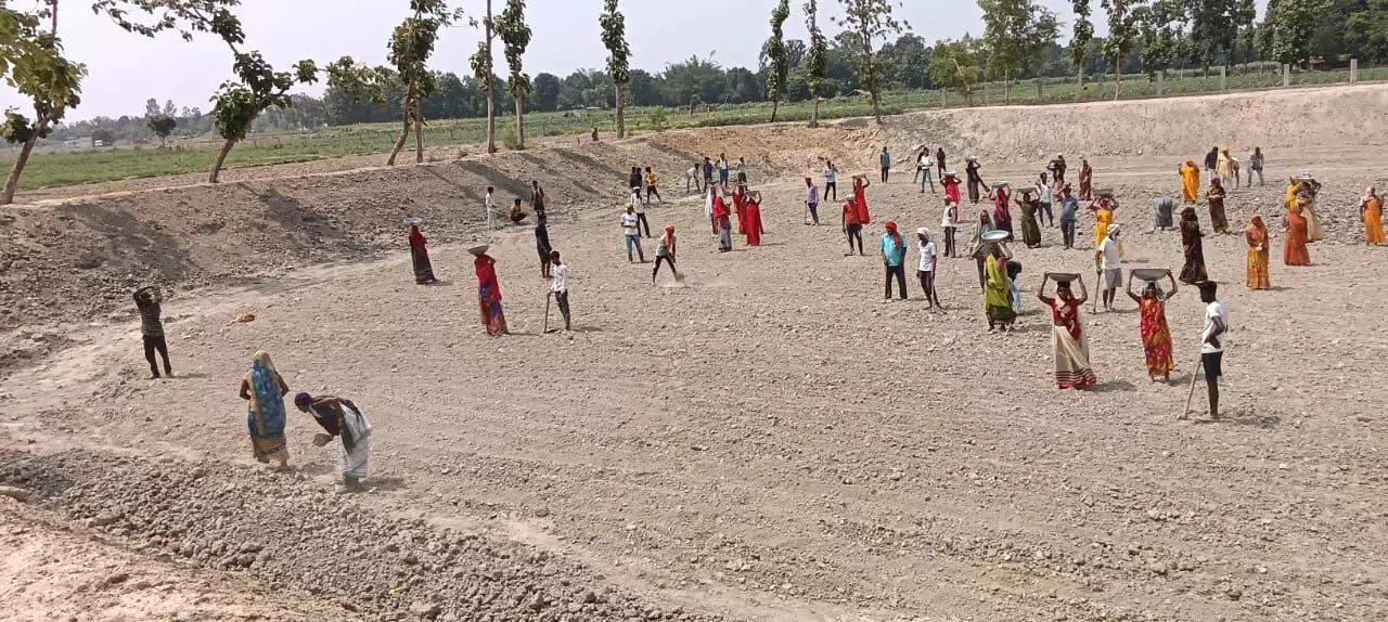 मनरेगा का अस्तित्व खत्म कर रही भाजपा सरकार- अब गांधी जी को जिम्मेदारी से मुक्त कर रामजी के सहारे करेगी नैया पार मनरेगा का अस्तित्व खत्म कर रही भाजपा सरकार- अब गांधी जी को जिम्मेदारी से मुक्त कर रामजी के सहारे करेगी नैया पार