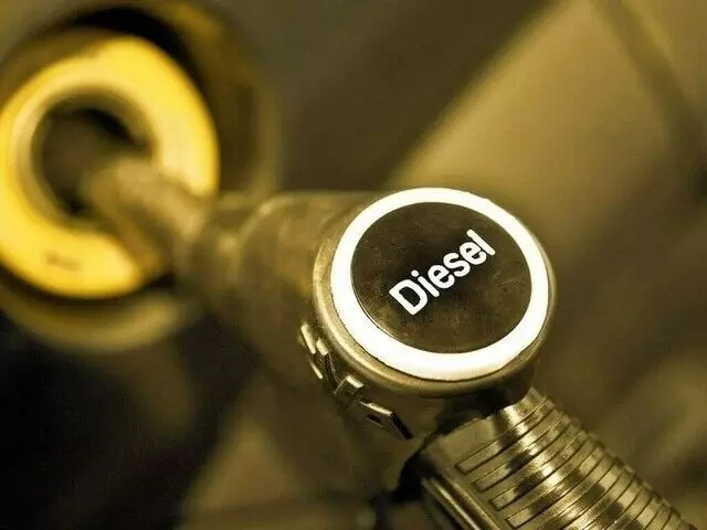 महंगाई के बीच पाकिस्तान सरकार का निर्णायक कदम, किसान-परिवहन-व्यापार को राहत, डीज़ल पर बड़ी राहत, पेट्रोल स्थिर महंगाई के बीच पाकिस्तान सरकार का निर्णायक कदम, किसान-परिवहन-व्यापार को राहत, डीज़ल पर बड़ी राहत, पेट्रोल स्थिर