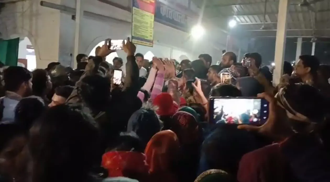 चंदौली: सदर कोतवाली में भारी हंगामा,प्रदर्शनकारियों ने पुलिस से की धक्कामुक्की, प्रदर्शन स्थल बना कोतवाली..! चंदौली: सदर कोतवाली में भारी हंगामा,प्रदर्शनकारियों ने पुलिस से की धक्कामुक्की, प्रदर्शन स्थल बना कोतवाली..!