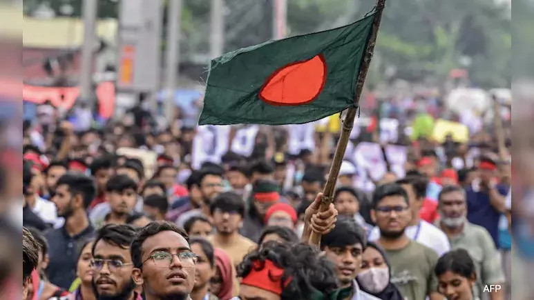 फिर जल उठा बांग्लादेश! युनूस की बढ़ी मुश्किलें, ढाका की सड़कों पर लाखों प्रदर्शनकारी फिर जल उठा बांग्लादेश! युनूस की बढ़ी मुश्किलें, ढाका की सड़कों पर लाखों प्रदर्शनकारी