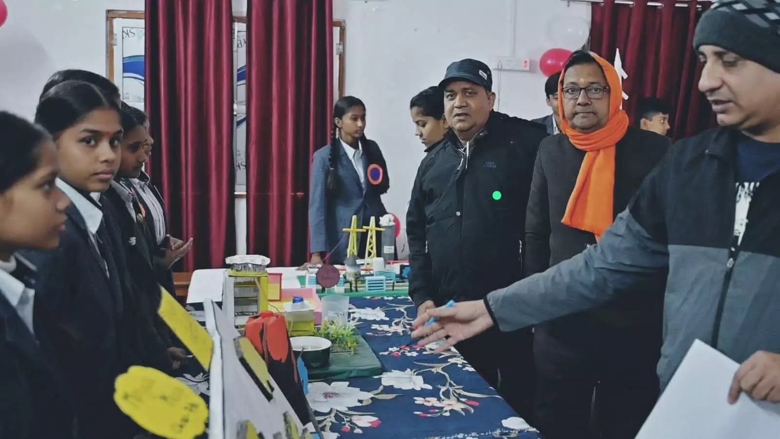 मातृत अकादमी में विज्ञान प्रदर्शनी का आयोजन मातृत अकादमी में विज्ञान प्रदर्शनी का आयोजन