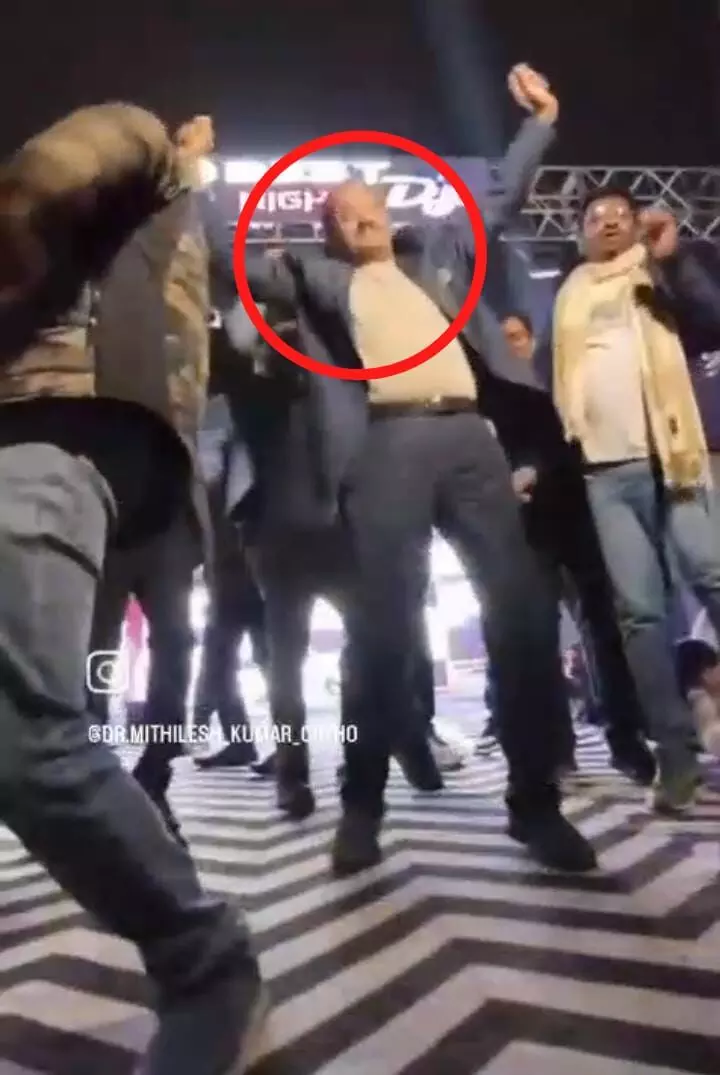 वार्षिकोत्सव में मेडिकल कॉलेज प्राचार्य ने लगाए जमकर ठुमके,हर कोई दंग वार्षिकोत्सव में मेडिकल कॉलेज प्राचार्य ने लगाए जमकर ठुमके,हर कोई दंग