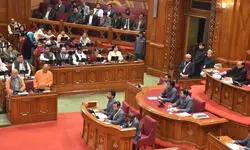 कफ सिरप मुद्दे पर यूपी विधानसभा में हंगामा, योगी बोले-समय आने पर बुलडोजर भी चलेगा कफ सिरप मुद्दे पर यूपी विधानसभा में हंगामा, योगी बोले-समय आने पर बुलडोजर भी चलेगा