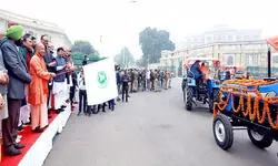 किसान जब ऊर्जा का प्रवाह करता है तो धरती सोना उगलती है: मुख्यमंत्री; योगी ने किसानों को दी ट्रैक्टर की चाबी