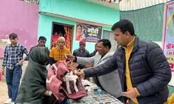 एसडीएम विनय कुमार सिंह द्वारा जरूरतमंदों को कंबलों का वितरण