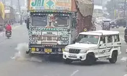 नैनीताल हाईवे पर दर्दनाक हादसा - डिवाइडर तोड़कर बोलेरो पर पलटा ट्रक, चालक की मौके पर मौत