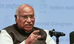 рдХрд╛рдВрдЧреНрд░реЗрд╕ рдХреЗ 140рд╡реЗрдВ рд╕реНрдерд╛рдкрдирд╛ рджрд┐рд╡рд╕ рдкрд░ рдХреЗрдВрджреНрд░ рд╕рд░рдХрд╛рд░ рдкрд░ рддреАрдЦрд╛ рдкреНрд░рд╣рд╛рд░, рдЦрдбрд╝рдЧреЗ рдмреЛрд▓реЗтАФрд╣рдо рдХрдо рд╣реБрдП рд╣реИрдВ, рдкрд░ рдХрдордЬреЛрд░ рдирд╣реАрдВ рдХрд╛рдВрдЧреНрд░реЗрд╕ рдХреЗ 140рд╡реЗрдВ рд╕реНрдерд╛рдкрдирд╛ рджрд┐рд╡рд╕ рдкрд░ рдХреЗрдВрджреНрд░ рд╕рд░рдХрд╛рд░ рдкрд░ рддреАрдЦрд╛ рдкреНрд░рд╣рд╛рд░, рдЦрдбрд╝рдЧреЗ рдмреЛрд▓реЗтАФрд╣рдо рдХрдо рд╣реБрдП рд╣реИрдВ, рдкрд░ рдХрдордЬреЛрд░ рдирд╣реАрдВ