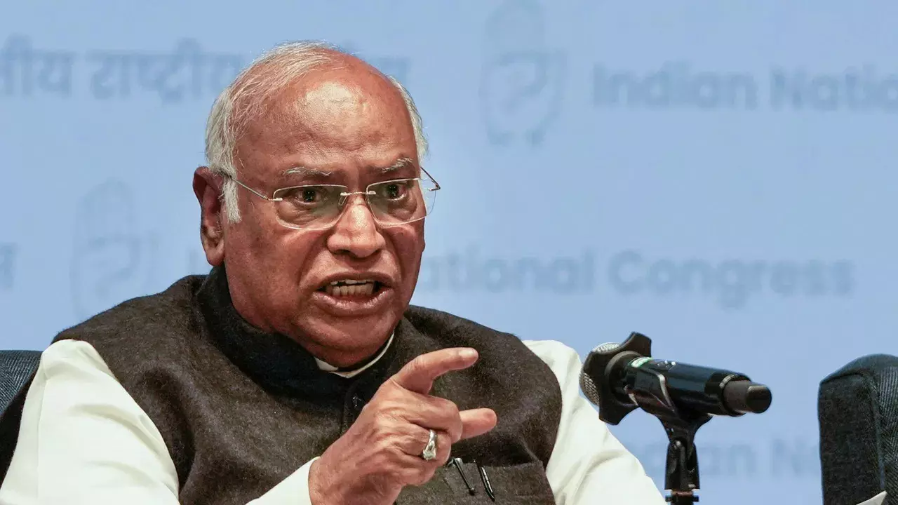 कांग्रेस के 140वें स्थापना दिवस पर केंद्र सरकार पर तीखा प्रहार, खड़गे बोले—हम कम हुए हैं, पर कमजोर नहीं कांग्रेस के 140वें स्थापना दिवस पर केंद्र सरकार पर तीखा प्रहार, खड़गे बोले—हम कम हुए हैं, पर कमजोर नहीं