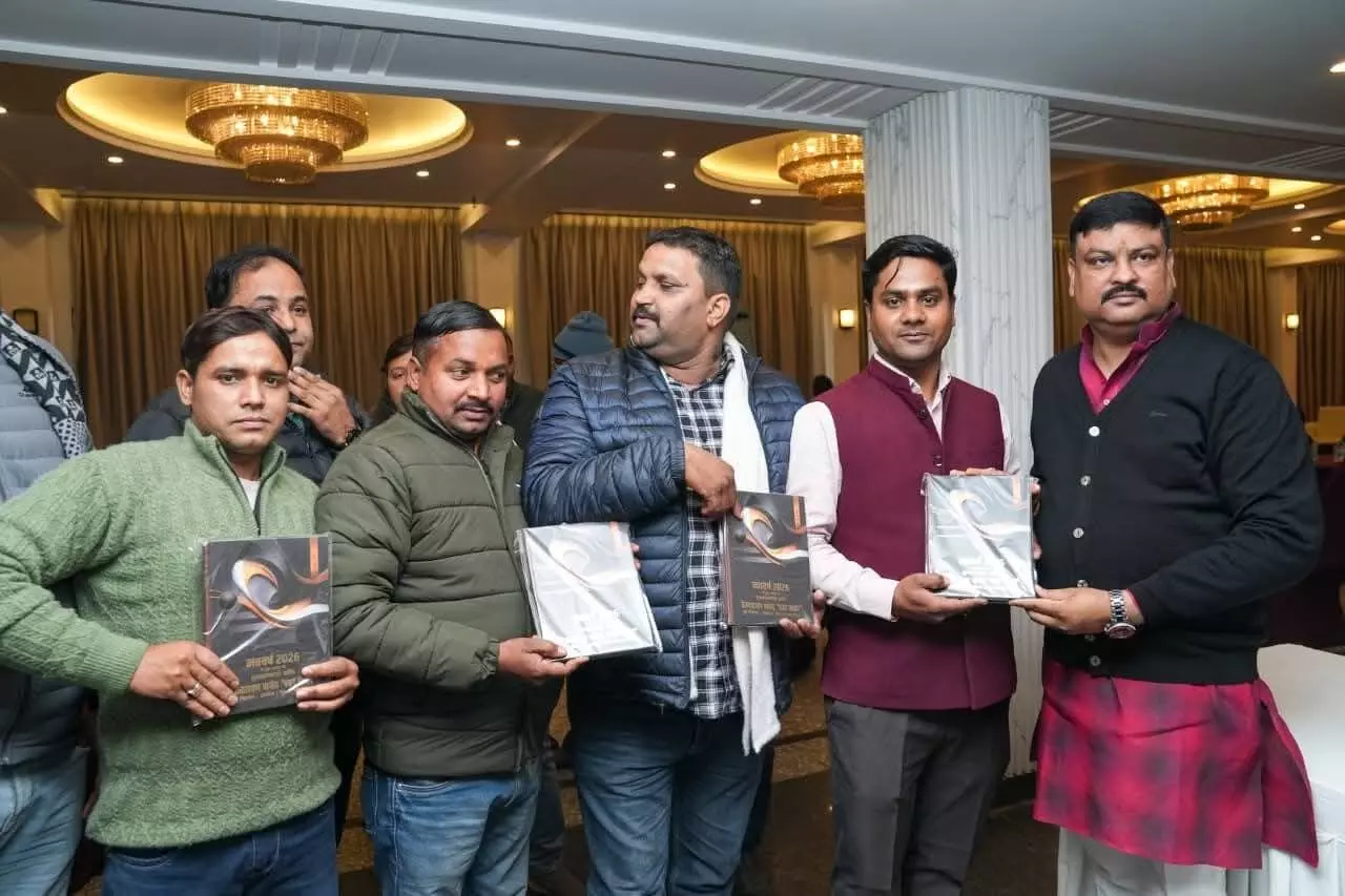 अयोध्या के पूर्व विधायक पवन पांडे ने सभी पत्रकारों को नववर्ष पर पेन डायरी देकर किया सम्मानित सहभोज का विशाल आयोजन अयोध्या के पूर्व विधायक पवन पांडे ने सभी पत्रकारों को नववर्ष पर पेन डायरी देकर किया सम्मानित सहभोज का विशाल आयोजन