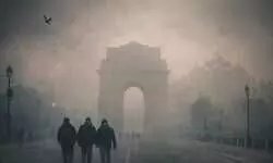 दिल्ली में साल का आखिरी दिन : कड़ाके की ठंड, टूटा सीजन का रिकॉर्ड, कोहरे–स्मॉग ने बढ़ाई परेशानी