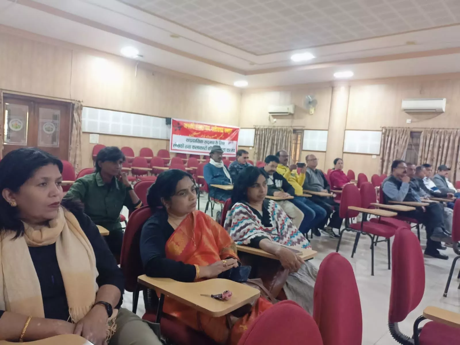 संवेदनशीलता, साफगोई और ईमानदार इंसान होना ही बड़ा कवि होने की शर्त है : विनोद कुमार शुक्ल, नासिर अहमद सिकंदर और रज़ा हैदरी को श्रद्धांजलि संवेदनशीलता, साफगोई और ईमानदार इंसान होना ही बड़ा कवि होने की शर्त है : विनोद कुमार शुक्ल, नासिर अहमद सिकंदर और रज़ा हैदरी को श्रद्धांजलि