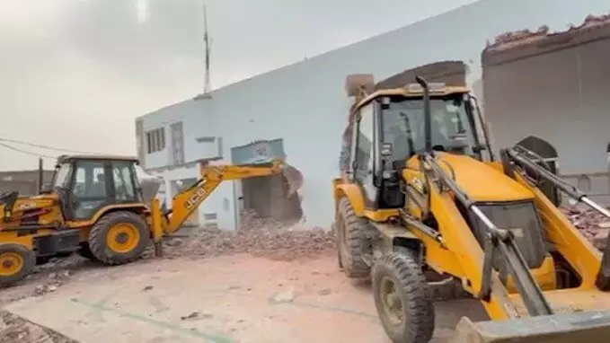 संभल के राया बुजुर्ग गांव में 552 वर्ग मीटर जमीन पर बनी गौसुल बड़ा मस्जिद को प्रशासन ने ध्वस्त कर दिया संभल के राया बुजुर्ग गांव में 552 वर्ग मीटर जमीन पर बनी गौसुल बड़ा मस्जिद को प्रशासन ने ध्वस्त कर दिया