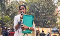 рдХреЛрд▓рдХрд╛рддрд╛ рдореЗрдВ ED рдХреА рдХрд╛рд░реНрд░рд╡рд╛рдИ рдХреЗ рджреМрд░рд╛рди рдореМрдХреЗ рдкрд░ рдкрд╣реБрдВрдЪреАрдВ рдореБрдЦреНрдпрдордВрддреНрд░реА рдордорддрд╛ рдмрдирд░реНрдЬреА, рдХреЗрдВрджреНрд░ рд╕рд░рдХрд╛рд░ рдкрд░ рд╕рд╛рдзрд╛ рдирд┐рд╢рд╛рдирд╛ рдХреЛрд▓рдХрд╛рддрд╛ рдореЗрдВ ED рдХреА рдХрд╛рд░реНрд░рд╡рд╛рдИ рдХреЗ рджреМрд░рд╛рди рдореМрдХреЗ рдкрд░ рдкрд╣реБрдВрдЪреАрдВ рдореБрдЦреНрдпрдордВрддреНрд░реА рдордорддрд╛ рдмрдирд░реНрдЬреА, рдХреЗрдВрджреНрд░ рд╕рд░рдХрд╛рд░ рдкрд░ рд╕рд╛рдзрд╛ рдирд┐рд╢рд╛рдирд╛