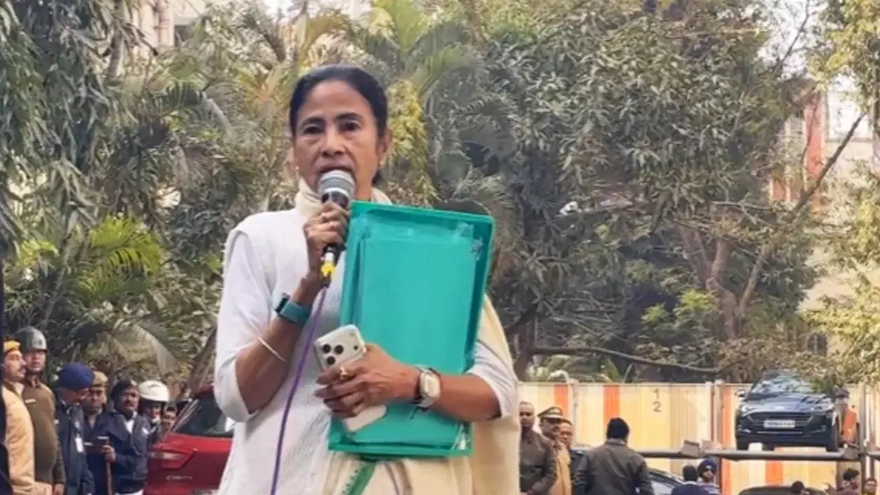 कोलकाता में ED की कार्रवाई के दौरान मौके पर पहुंचीं मुख्यमंत्री ममता बनर्जी, केंद्र सरकार पर साधा निशाना कोलकाता में ED की कार्रवाई के दौरान मौके पर पहुंचीं मुख्यमंत्री ममता बनर्जी, केंद्र सरकार पर साधा निशाना