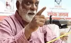 संघ प्रमुख के दावे : कुल्हाड़ियों से छेद और तलवार से तुरपाई की चतुराई