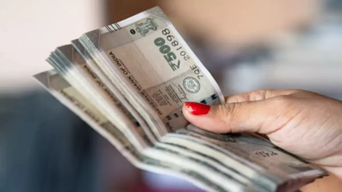 पीएफ की सैलरी लिमिट 25–30 हजार करने की तैयारी, कर्मचारियों और कंपनियों दोनों पर पड़ेगा बड़ा असर पीएफ की सैलरी लिमिट 25–30 हजार करने की तैयारी, कर्मचारियों और कंपनियों दोनों पर पड़ेगा बड़ा असर