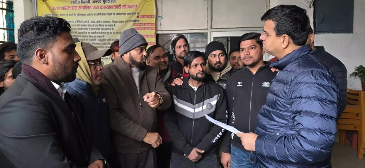 आईडिया खेल मैदान में नुमाइश लगाने का विरोध, युवाओं व मोहल्ले वासियों ने एसडीएम को सौंपा ज्ञापन आईडिया खेल मैदान में नुमाइश लगाने का विरोध, युवाओं व मोहल्ले वासियों ने एसडीएम को सौंपा ज्ञापन