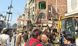 दालमंडी में भारी फोर्स की मौजूदगी में तोड़े जा रहे मकान