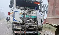 घने कोहरे ने ली तीन जिंदगियाँ, ट्रक–पिकअप की भीषण टक्कर से मचा कोहराम