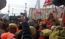 प्रयागराज | मौनी अमावस्या पर संगम मार्ग बना रणक्षेत्र, शंकराचार्य का रथ रोके जाने से तनाव