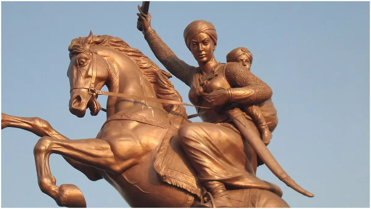 झांसी दिवस पर ग्रामीण राजनीति को मिला नया विज़न, मंत्री स्वतंत्र देव सिंह ने किया पुस्तक का विमोचन