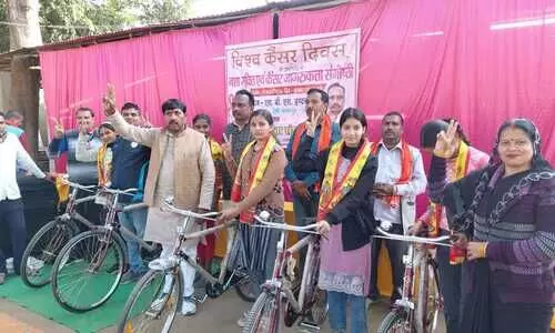 कैंसर दिवस व नशा मुक्ति अभियान के अवसर पर मेधावी छात्राओं को साइकिल वितरण
