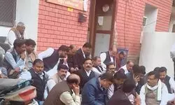 हुसैनगंज थाने में कांग्रेस अध्यक्ष के सम्मान में धरना जारी