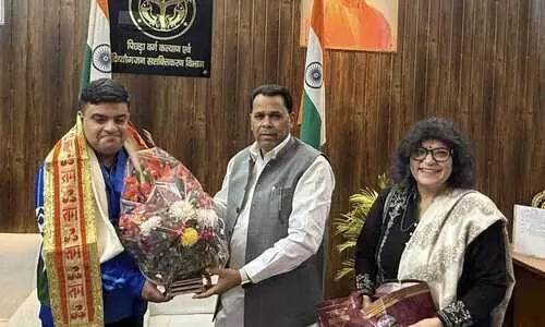 मंत्री नरेंद्र कश्यप ने स्पेशल ओलंपिक विजेता दिव्यांग खिलाड़ी वासु तिवारी को किया सम्मानित