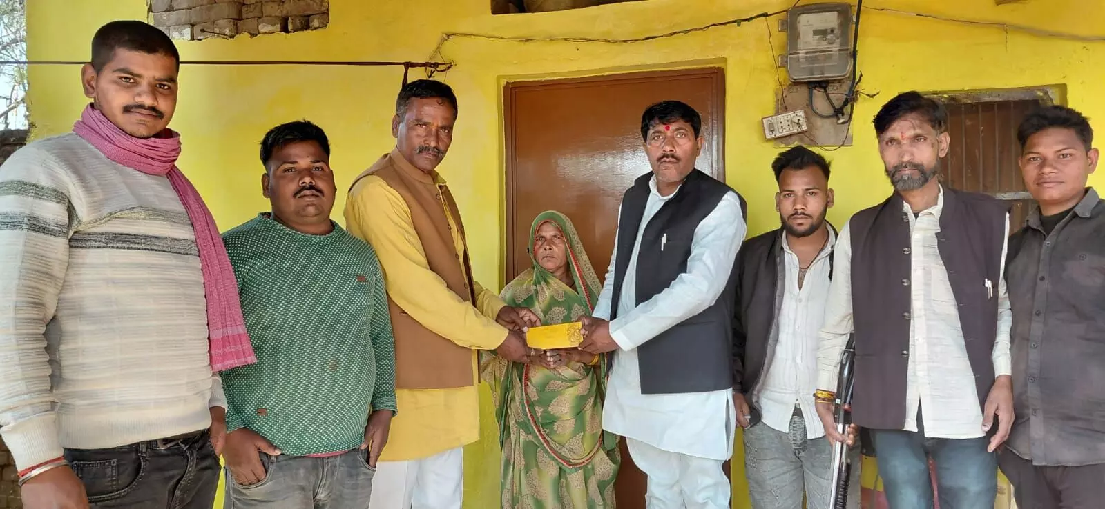 गरीब परिवार की बेटी के विवाह हेतु समाजसेवी संस्थान अयोध्याधाम ने दिया आर्थिक सहयोग गरीब परिवार की बेटी के विवाह हेतु समाजसेवी संस्थान अयोध्याधाम ने दिया आर्थिक सहयोग