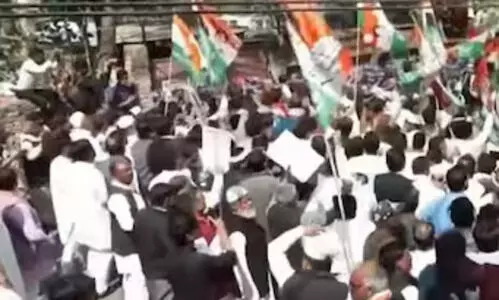 लखनऊ में कांग्रेस नेताओं द्वारा उत्तर प्रदेश विधानसभा की ओर विरोध मार्च निकाला