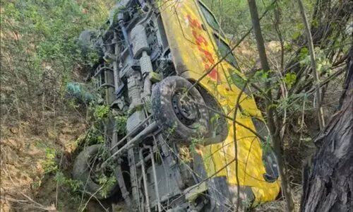 रायबरेली : स्कूल वैन पलटने से कई छात्र घायल, पुलिस जांच में जुटी