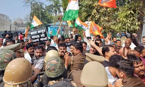 लखनऊ में सवर्ण मोर्चा का प्रदर्शन, कई कार्यकर्ता हिरासत में