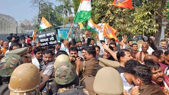 लखनऊ में सवर्ण मोर्चा का प्रदर्शन, कई कार्यकर्ता हिरासत में लखनऊ में सवर्ण मोर्चा का प्रदर्शन, कई कार्यकर्ता हिरासत में