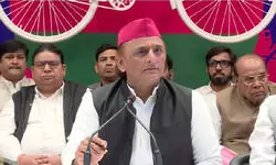 शंकराचार्य के खिलाफ FIR: अखिलेश यादव ने कहा कि सरकार उन्हें अपमानित कर रही है, 20 साल पुराना मामला खोज कर लाई है।