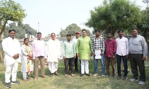 मांझा बरहटा में बिना नोटिस मकान गिराए जाने का आरोप, पीड़ितों ने पूर्व मंत्री तेज नारायण पांडे पवन से की मुलाकात