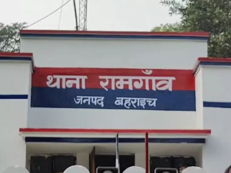 पुलिस दबाव या संयोग? व्यापारी की मौत पर थानाध्यक्ष पर हत्या का मामला दर्ज नाबालिग से दुष्कर्म आरोप के बीच पलटा घटनाक्रम, दो मुकदमों से गरमाया माहौल; जांच दूसरे थाने को सौंपी पुलिस दबाव या संयोग? व्यापारी की मौत पर थानाध्यक्ष पर हत्या का मामला दर्ज नाबालिग से दुष्कर्म आरोप के बीच पलटा घटनाक्रम, दो मुकदमों से गरमाया माहौल; जांच दूसरे थाने को सौंपी