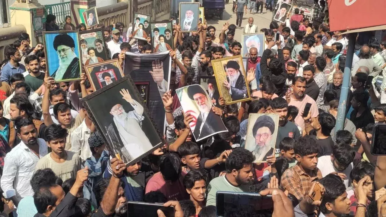 ‘तुम एक हुसैनी मारोगे, हर घर से एक और हुसैनी निकलेगा…’, खामेनेई की मौत पर जौनपुर में आक्रोश ‘तुम एक हुसैनी मारोगे, हर घर से एक और हुसैनी निकलेगा…’, खामेनेई की मौत पर जौनपुर में आक्रोश