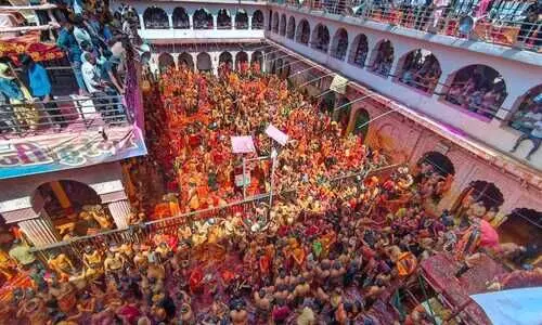 दाऊजी हुरंगे में उमड़ा आस्था, उल्लास और रंगों का सैलाब -घूंघट में आई महिलाओं ने हुरियारों के कपड़े फाड़े, उन्हीं से बनाए कोड़े और प्रेमपूर्वक बरसाए