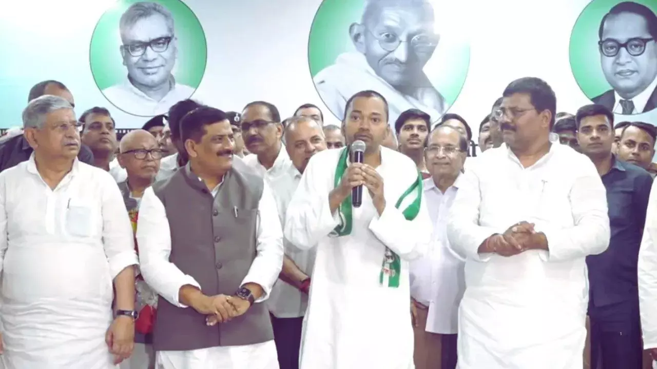 JDU में शामिल हुए नीतीश कुमार के बेटे निशांत, बोले- पिताजी ने जो 20 साल किया उस पर देश और बिहार को गर्व JDU में शामिल हुए नीतीश कुमार के बेटे निशांत, बोले- पिताजी ने जो 20 साल किया उस पर देश और बिहार को गर्व