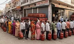 गैस एजेंसियों पर लंबी कतारें, फिर भी सरकार का दावा—यूपी में LPG की कमी नहीं