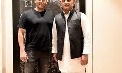 सपा सुप्रीमो अखिलेश ने मुंबई में सलमान खान से की मुलाकात