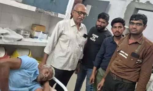 करंट लगने से खंभे से गिरा संविदा कर्मी, घायल